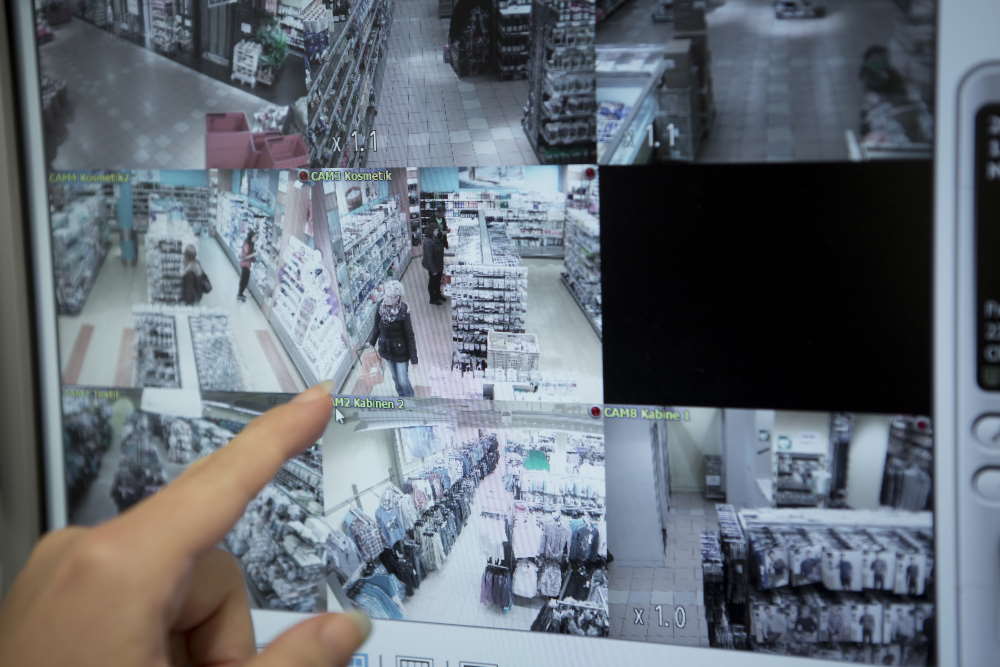 Bilder von Überwachungskameras in einem Geschäft.