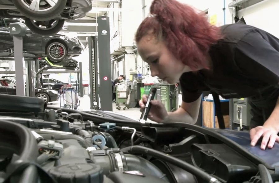 Mécanicien / Mécanicienne en maintenance d'automobiles CFC – Film avec portrait d'un professionnel