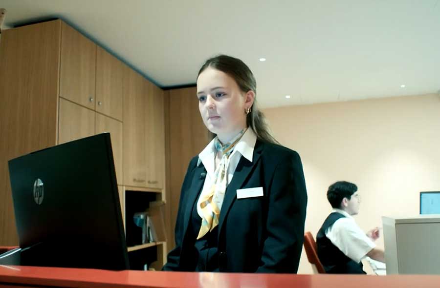Hotel-Kommunikationsfachmann/-frau EFZ – Video mit Porträt einer Lernenden