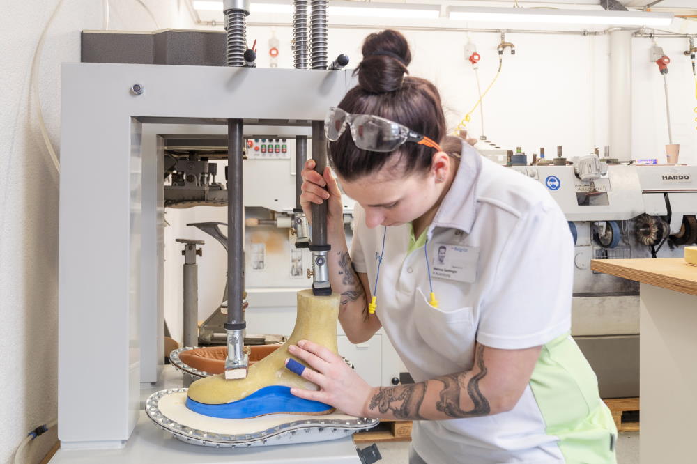 Arbeit mit der Schleifmaschine