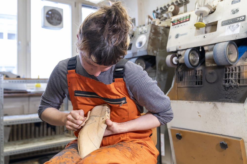 Arbeit mit der Schleifmaschine