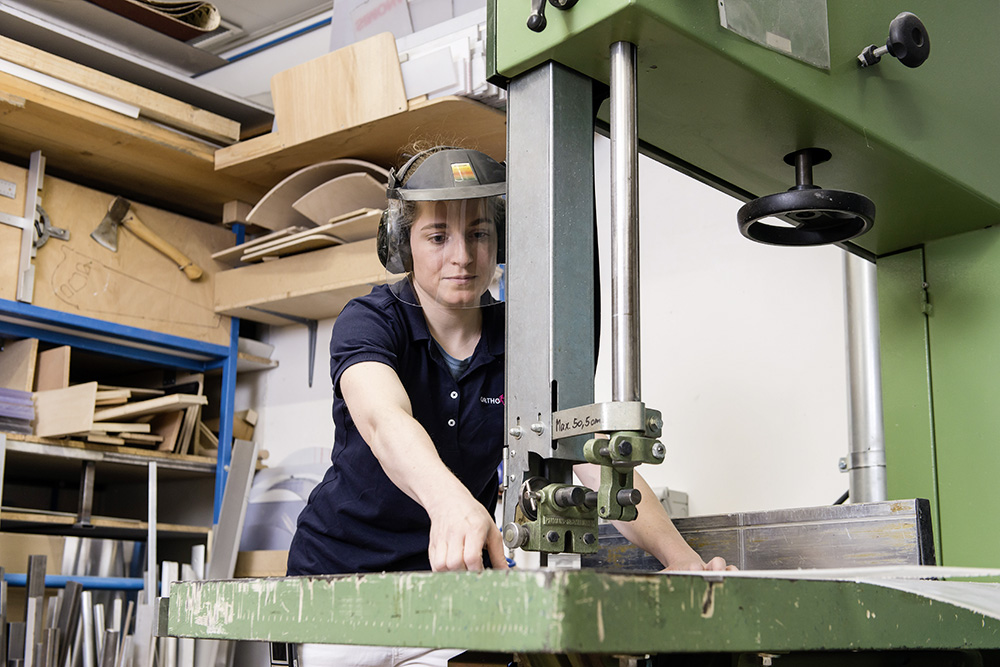 Material zuschneiden, fräsen und schleifen