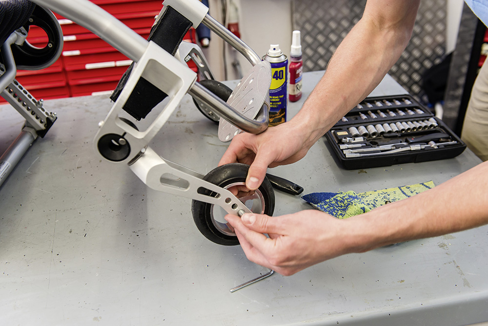 Anprobe und Hilfsmittel übergeben