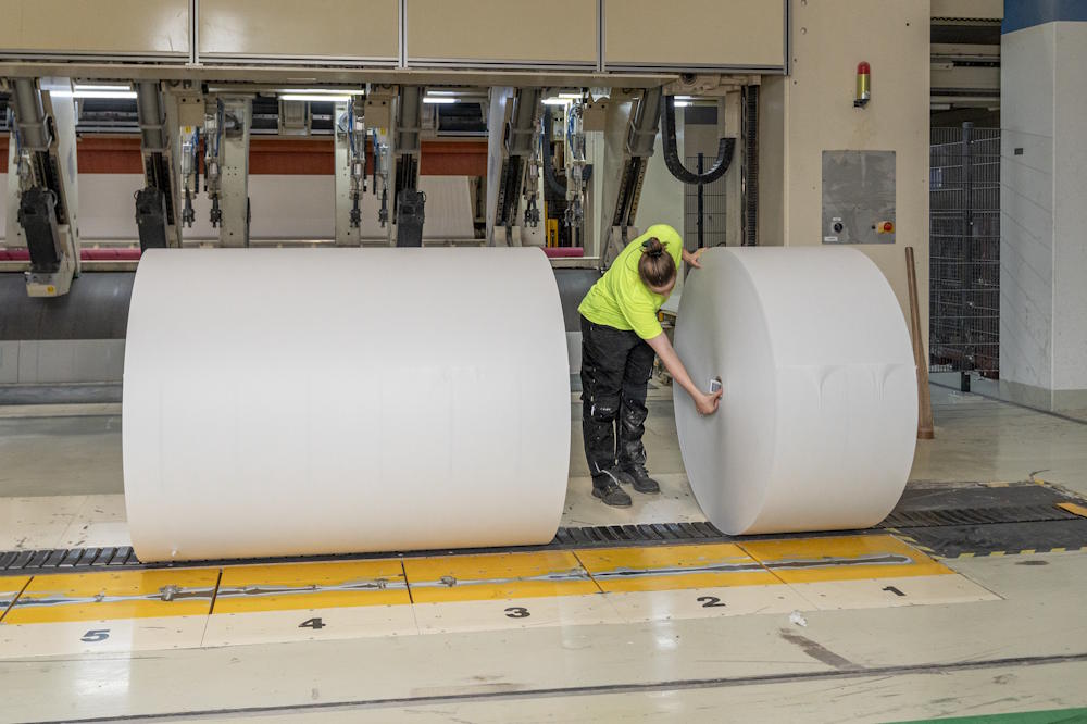 Papierrollen ausrüsten