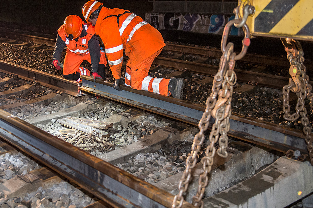 Schotter ausschütten und verteilen