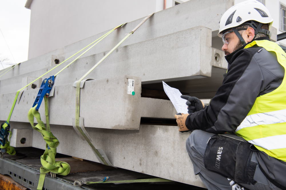 Elemente auf der Baustelle transportieren