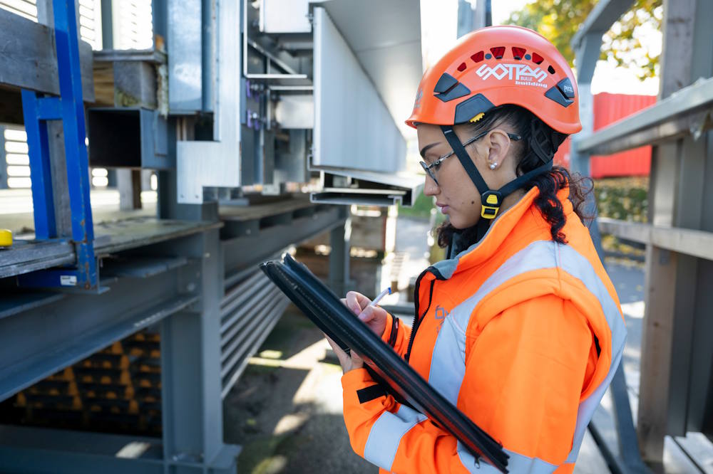Die Arbeiten auf der Baustelle prüfen