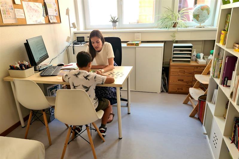 Anaïs Marin-Lamellet hat eine logopädische Sitzung mit einem Jungen.