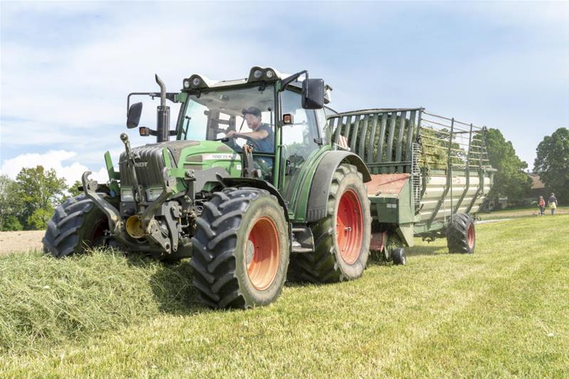 Ein Mann steuert seinen Traktor auf dem Acker.