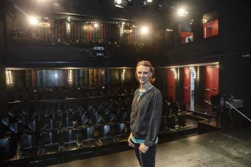 Judith Rohrbach steht auf der Theaterbühne.