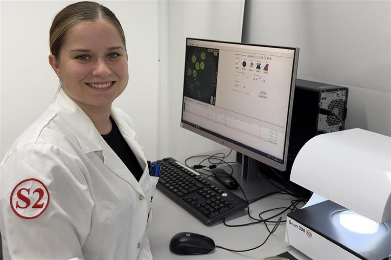 Flavia Zuber steht am Labortisch