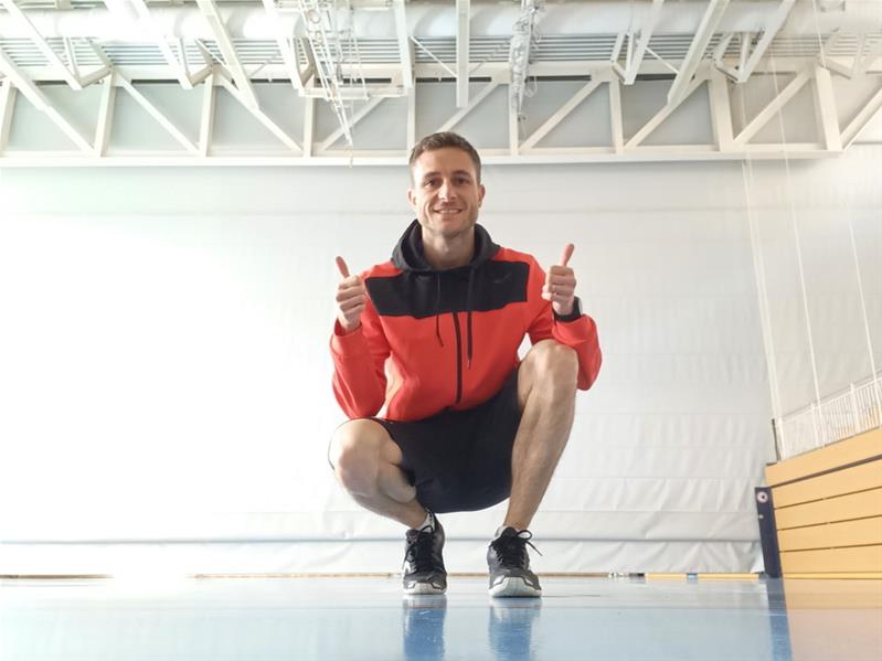 Vincent Mathez ist in einem Fitnessstudio
