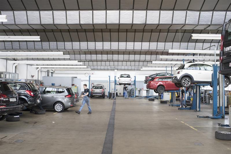 Blick in eine Autoreparaturwerkstatt.