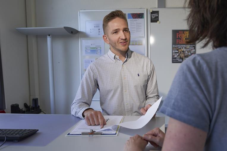 Aldo Waldvogel im Gespräch mit einer anderen Person.