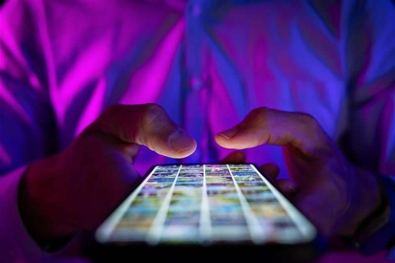 Smartphone mit aktiviertem Display