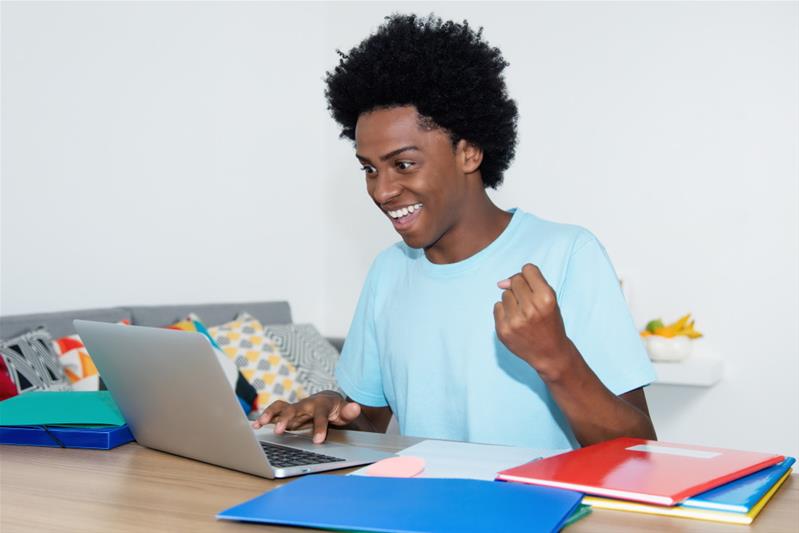 Ein Teenager arbeitet am Computer.