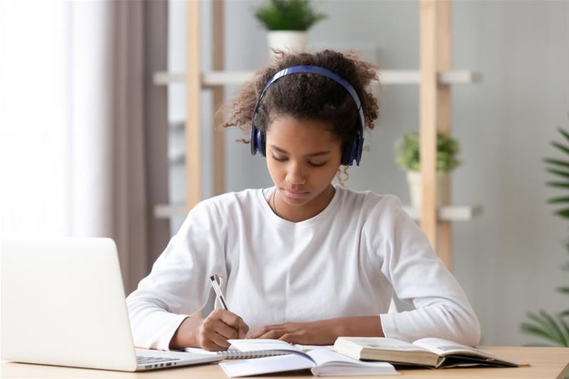 Eine junge Frau schreibt einen Brief am Computer